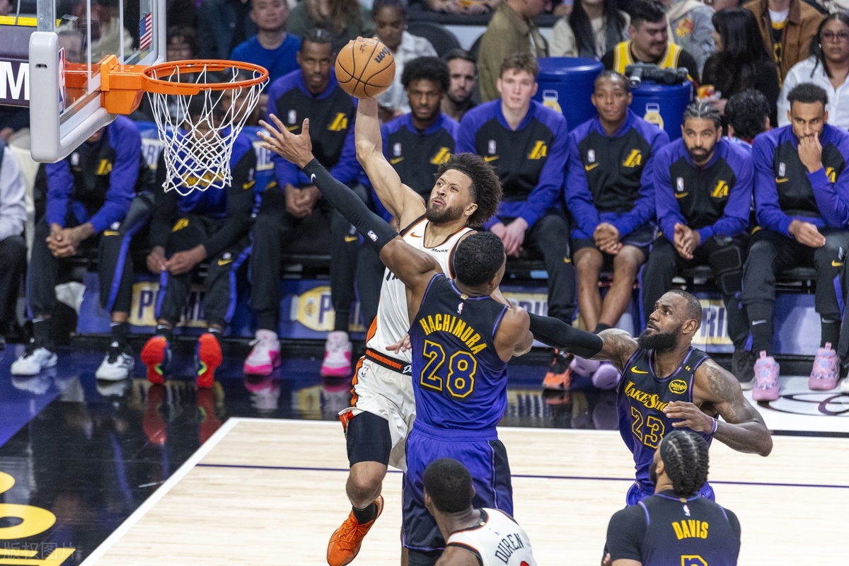 费德勒回归赛场，逆转首场状态亮眼，湖人观众沸腾！