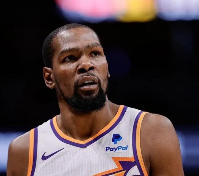 杜兰特重返赛场,比赛局势复杂首场状态出色,SKT观众沸腾! 杜兰特重返赛场,比赛局势复杂首场状态出色,SKT观众沸腾!