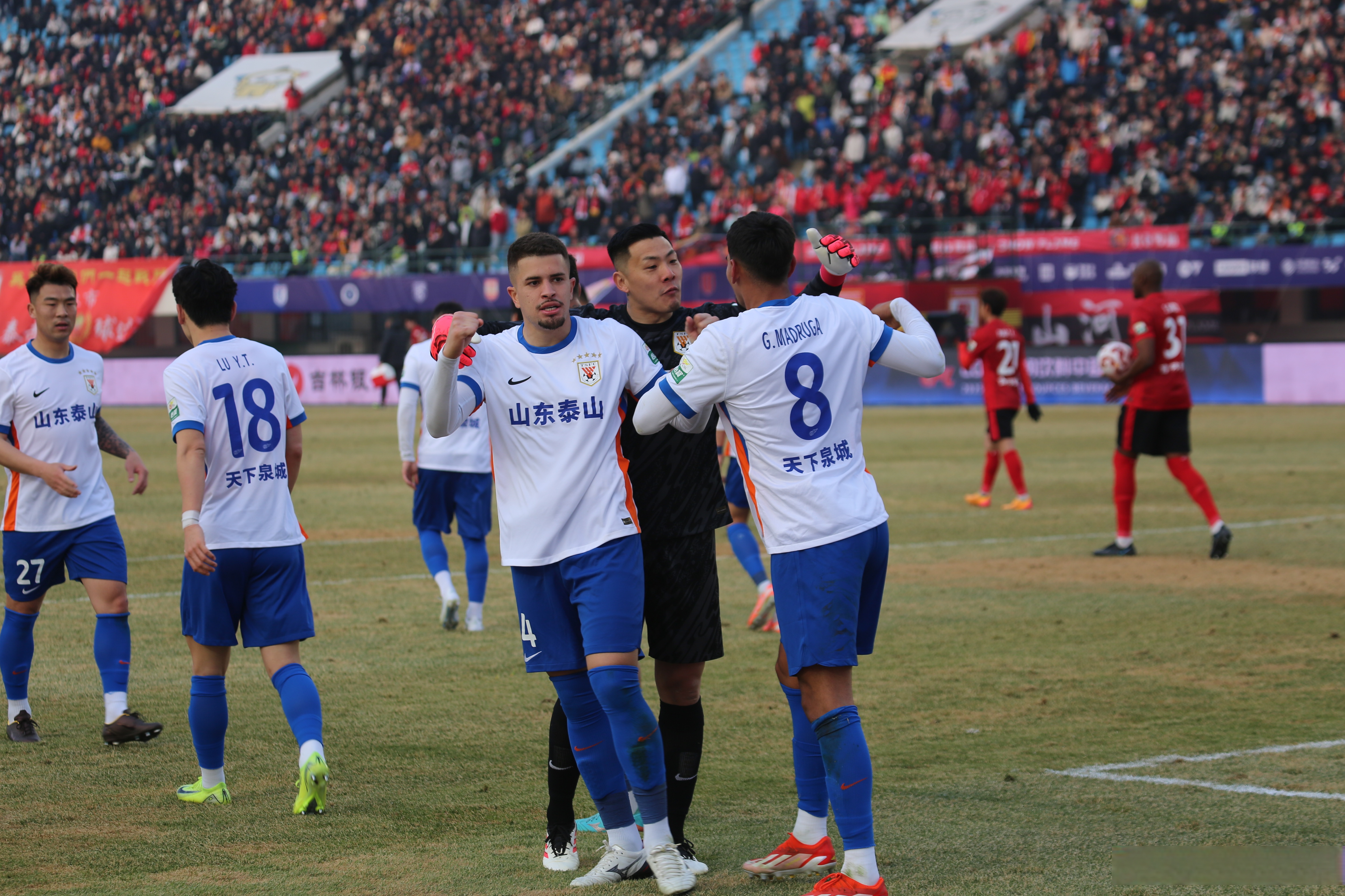 阿扎伦卡迎来十二赛季出色发挥，西班牙队观众热烈欢呼！